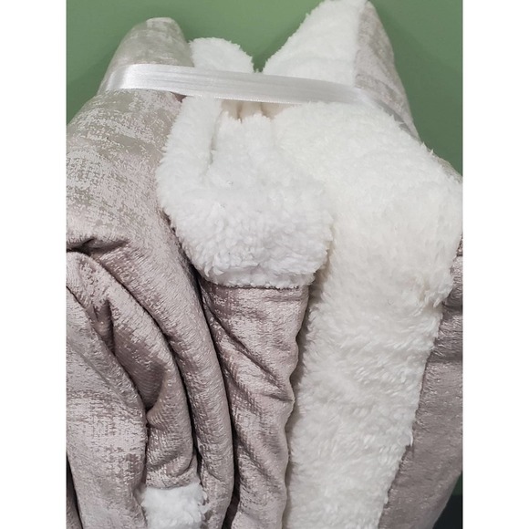 Mink sherpa throw and pillow set - Picture 4 of 6